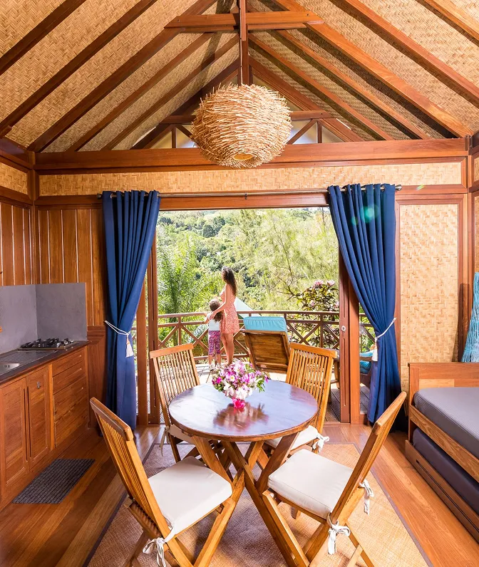 Salle à vivre du Bungalow Banian, avec vue sur la terrasse et la forêt environnante