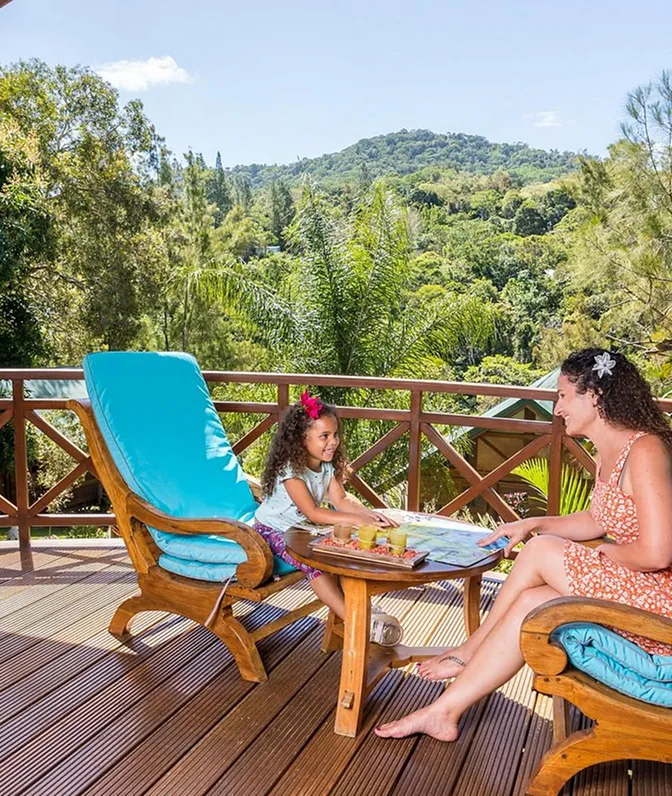 Terrasse du Bungalow Kaori, avec vue sur la vallée boisée de Tendéa